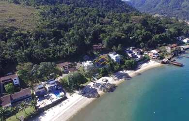 Imagem: A casa em condomínio possui 4 Dormitórios, 1 Banheiro, 2 Vagas