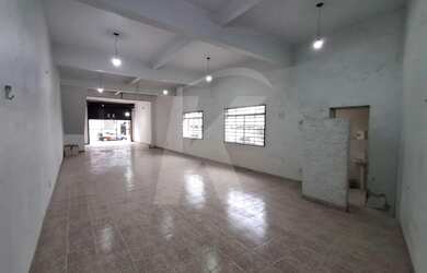 Imagem 3: Salão comercial com 1 banheiro, porta de aço e 1 vaga de garagem