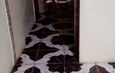 Imagem: A casa possui 4 Dormitórios, 1 Banheiro, 1 Vaga na garagem