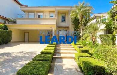 Imagem: A casa em condomínio possui 5 Dormitórios, 5 Banheiros, 4