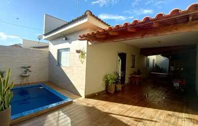 Imagem: A casa possui 3 Dormitórios, 3 Banheiros, 2 Vagas na garagem