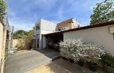 Imagem: A casa possui 4 Dormitórios, 3 Banheiros, 4 Vagas na garagem