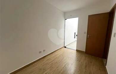 Imagem: A casa possui 3 Dormitórios, 4 Banheiros, 2 Vagas na garagem