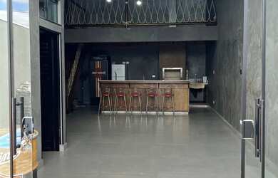 Imagem: A casa possui 1 Dormitório, 2 Banheiros, 2 Vagas na garagem