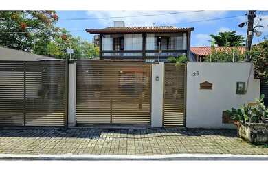 Imagem: A casa possui 3 Dormitórios, 3 Banheiros, 2 Vagas na garagem