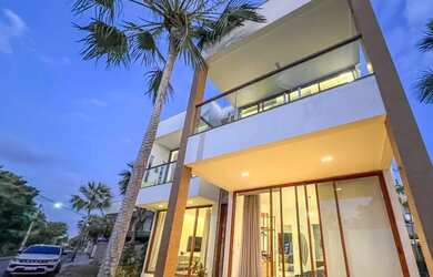 Imagem: A casa em condomínio possui 4 Dormitórios, 5 Banheiros, 2