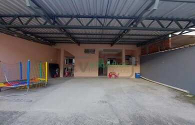 Imagem: A casa possui 4 Dormitórios, 4 Banheiros, 5 Vagas na garagem