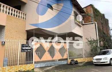 Imagem: A casa possui 3 Dormitórios, 3 Banheiros, 4 Vagas na garagem