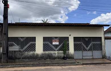 Imagem: A casa possui 3 Dormitórios, 2 Banheiros, 3 Vagas na garagem