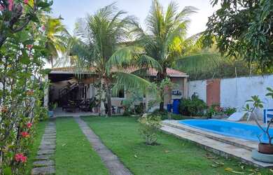 Imagem: A casa possui 3 Dormitórios, Acomodam 8 pessoas, 3 Vagas na