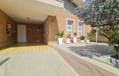 Imagem: A casa possui 4 Dormitórios, 3 Banheiros, 2 Vagas na garagem