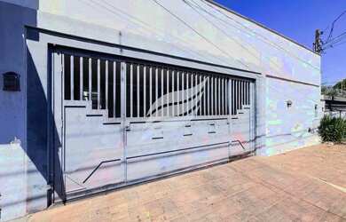 Imagem: A casa possui 3 Dormitórios, 3 Banheiros, 2 Vagas na garagem