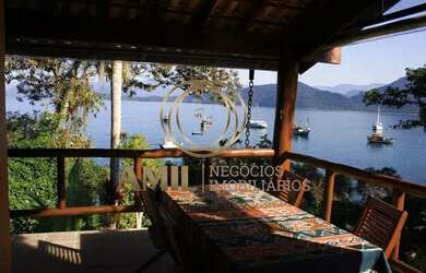 Imagem: A casa possui 4 Dormitórios, 4 Banheiros e 200m² de Área