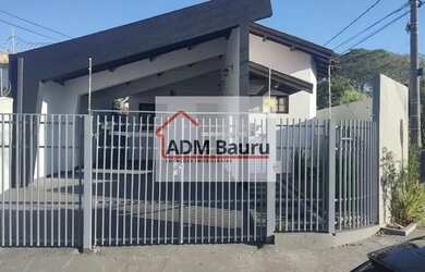 Imagem: A casa possui 3 Dormitórios, 3 Banheiros, 4 Vagas na garagem