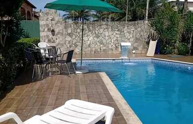 Imagem: A casa possui 4 Dormitórios, 3 Banheiros, 5 Vagas na garagem