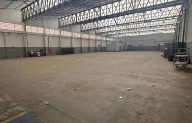 Imagem: O depósito possui 5 Vagas na garagem e 2500m² de Área e está