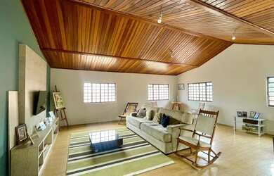 Imagem: A casa possui 3 Dormitórios, 1 Banheiro, 2 Vagas na garagem