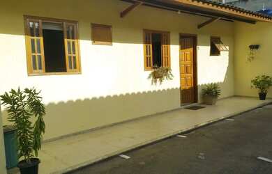 Imagem: A casa possui 2 Dormitórios, 1 Banheiro, 1 Vaga na garagem