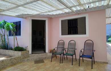 Imagem: A casa possui 2 Dormitórios, 2 Banheiros, 2 Vagas na garagem