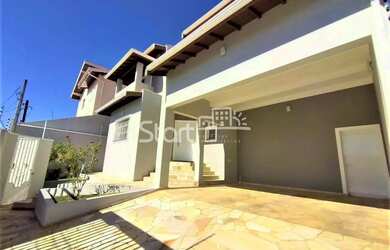 Imagem: A casa possui 4 Dormitórios, 5 Banheiros, 5 Vagas na garagem