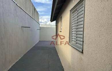 Imagem: A casa possui 2 Dormitórios, 1 Banheiro, 2 Vagas na garagem