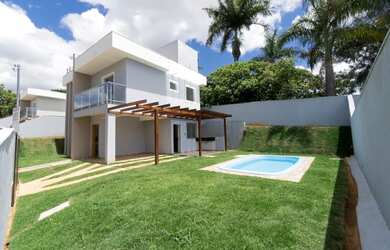 Imagem: A casa possui 3 Dormitórios, 2 Banheiros, 2 Vagas na garagem