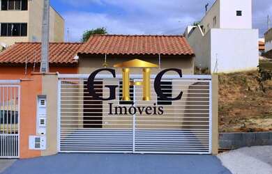 Imagem: A casa possui 2 Dormitórios, 2 Banheiros, 2 Vagas na garagem