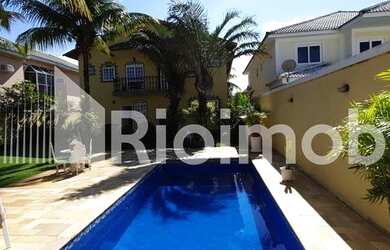 Imagem: A casa em condomínio possui 4 Dormitórios, 4 Banheiros e 600m²