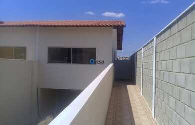 Imagem: A casa possui 3 Dormitórios, 1 Banheiro, 2 Vagas na garagem