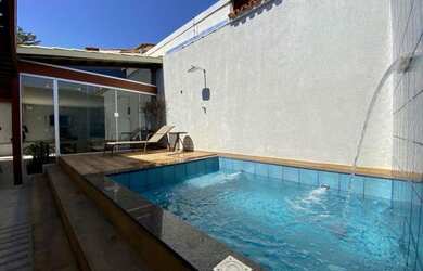 Imagem: A casa possui 4 Dormitórios, 4 Banheiros, 2 Vagas na garagem