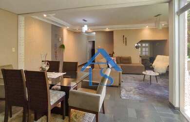 Imagem: A casa possui 3 Dormitórios, 4 Banheiros, 2 Vagas na garagem