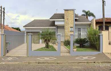 Imagem: A casa possui 3 Dormitórios, 3 Banheiros, 2 Vagas na garagem