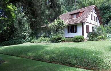 Imagem: A casa possui 5 Dormitórios, 3 Banheiros, 5 Vagas na garagem