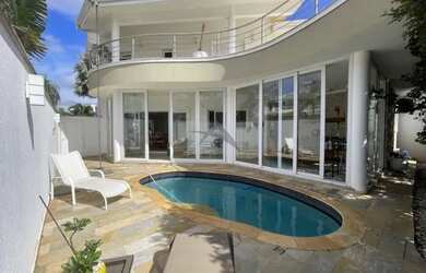 Imagem: A casa em condomínio possui 5 Dormitórios, 5 Banheiros, 4