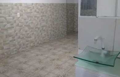 Imagem: A casa possui 2 Dormitórios, 1 Banheiro, 1 Vaga na garagem