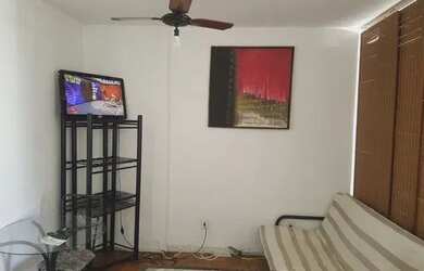 Imagem: O apartamento possui 1 Dormitório, 1 Banheiro, 1 Vaga na garagem