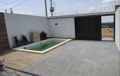 Imagem: A casa possui 3 Dormitórios, 2 Banheiros, 2 Vagas na garagem