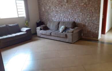 Imagem: A casa possui 3 Dormitórios, 2 Banheiros, 4 Vagas na garagem