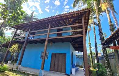 Imagem: A casa possui 3 Dormitórios, 2 Banheiros, 4 Vagas na garagem