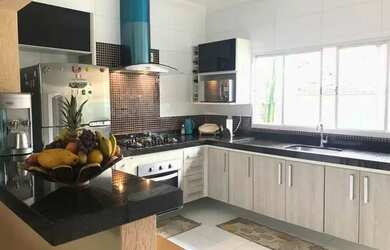 Imagem: A casa possui 3 Dormitórios, 2 Banheiros, 2 Vagas na garagem