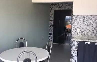 Imagem: A casa possui 3 Dormitórios, 2 Banheiros, 2 Vagas na garagem