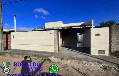 Imagem: A casa possui 2 Dormitórios, 2 Banheiros, 2 Vagas na garagem