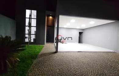 Imagem: A casa possui 4 Dormitórios, 3 Banheiros, 2 Vagas na garagem