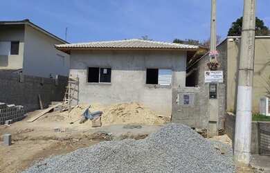 Imagem: A casa possui 4 Dormitórios, 2 Banheiros, 3 Vagas na garagem