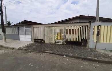 Imagem: A casa possui 2 Dormitórios, 1 Banheiro, 3 Vagas na garagem