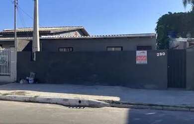 Imagem: A casa possui 1 Dormitório, 1 Banheiro, 1 Vaga na garagem