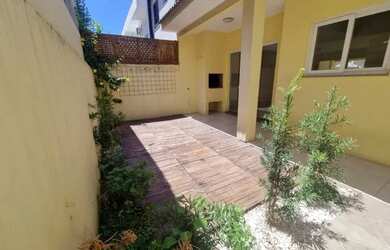 Imagem: A casa possui 2 Dormitórios, 1 Banheiro, 3 Vagas na garagem