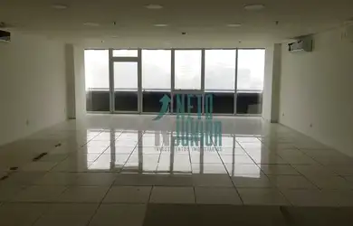 Imagem: O depósito possui 3 Vagas na garagem, 115-0m² de Área e está