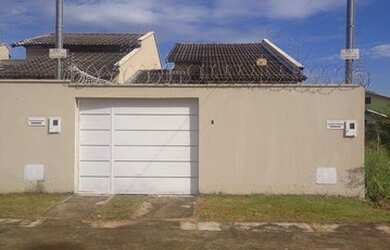 Imagem: A casa possui 3 Dormitórios, 1 Banheiro, 2 Vagas na garagem