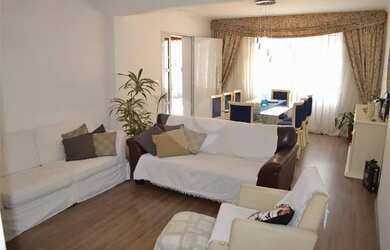 Imagem: A casa possui 3 Dormitórios, 4 Banheiros, 5 Vagas na garagem